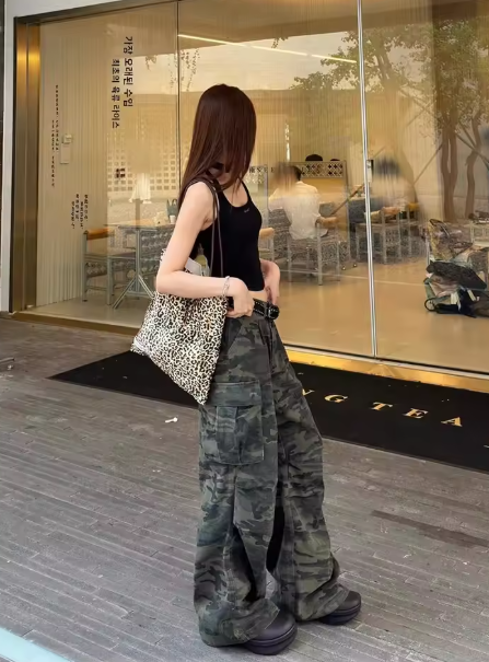 Loose-fit wide-leg workwear denim pants – Women's vintage American retro style, big pocket camo design autumn jeans