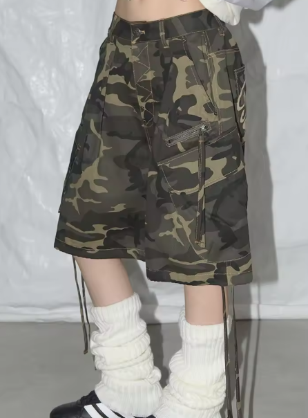 Street Casual Camo Shorts – Loose fit, high-waisted wide leg, pockets and belt detailing