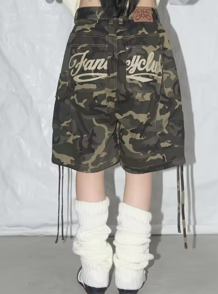 Street Casual Camo Shorts – Loose fit, high-waisted wide leg, pockets and belt detailing